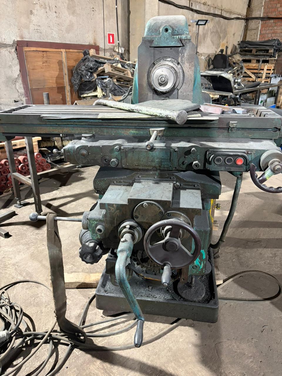 Горизонтальный консольно-фрезерный универсальный с...