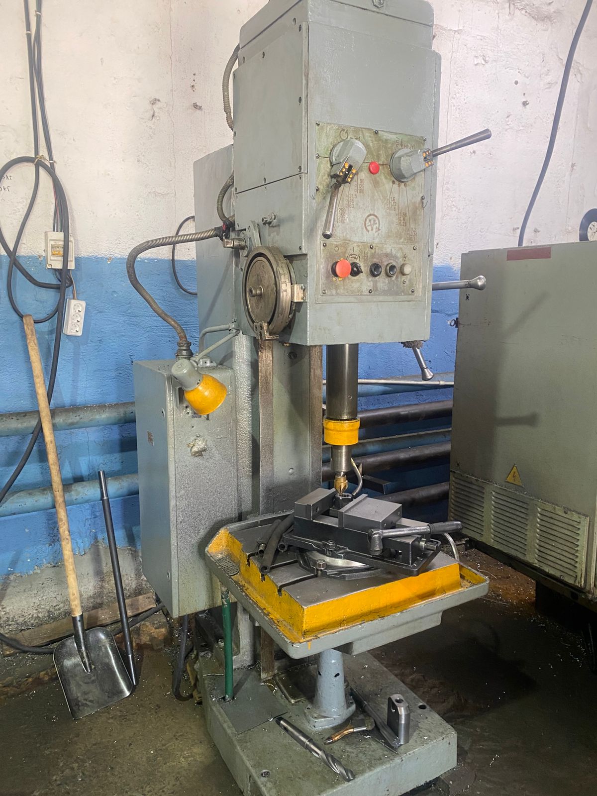 Вертикально-сверлильный станок 2Н135