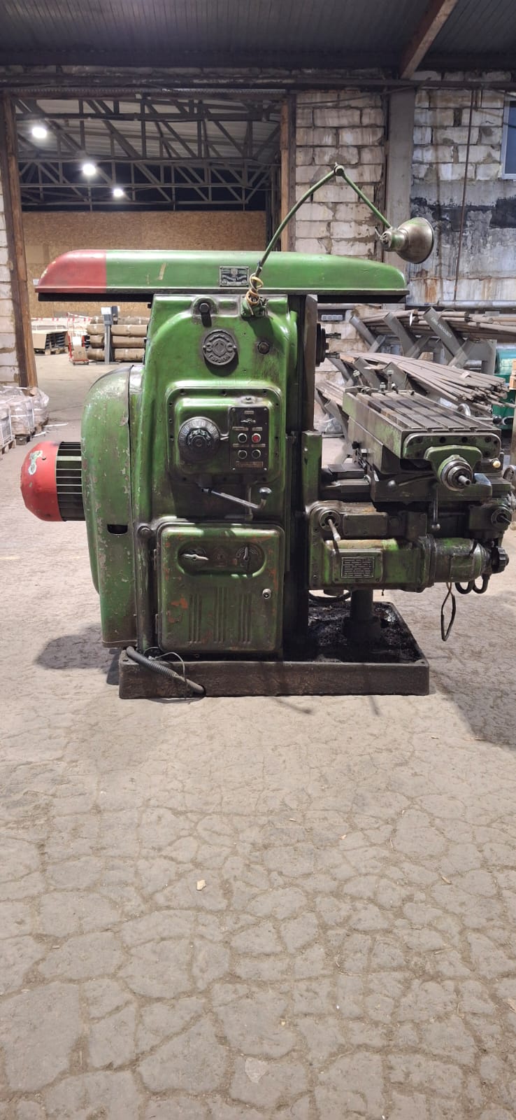 Фрезерный консольный станок 6М82