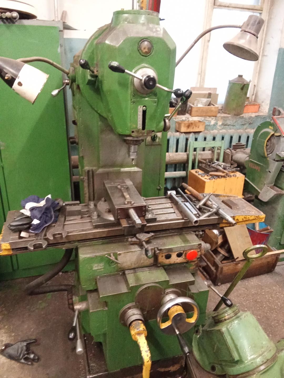 Станок вертикальный консольно-фрезерный 6Р10