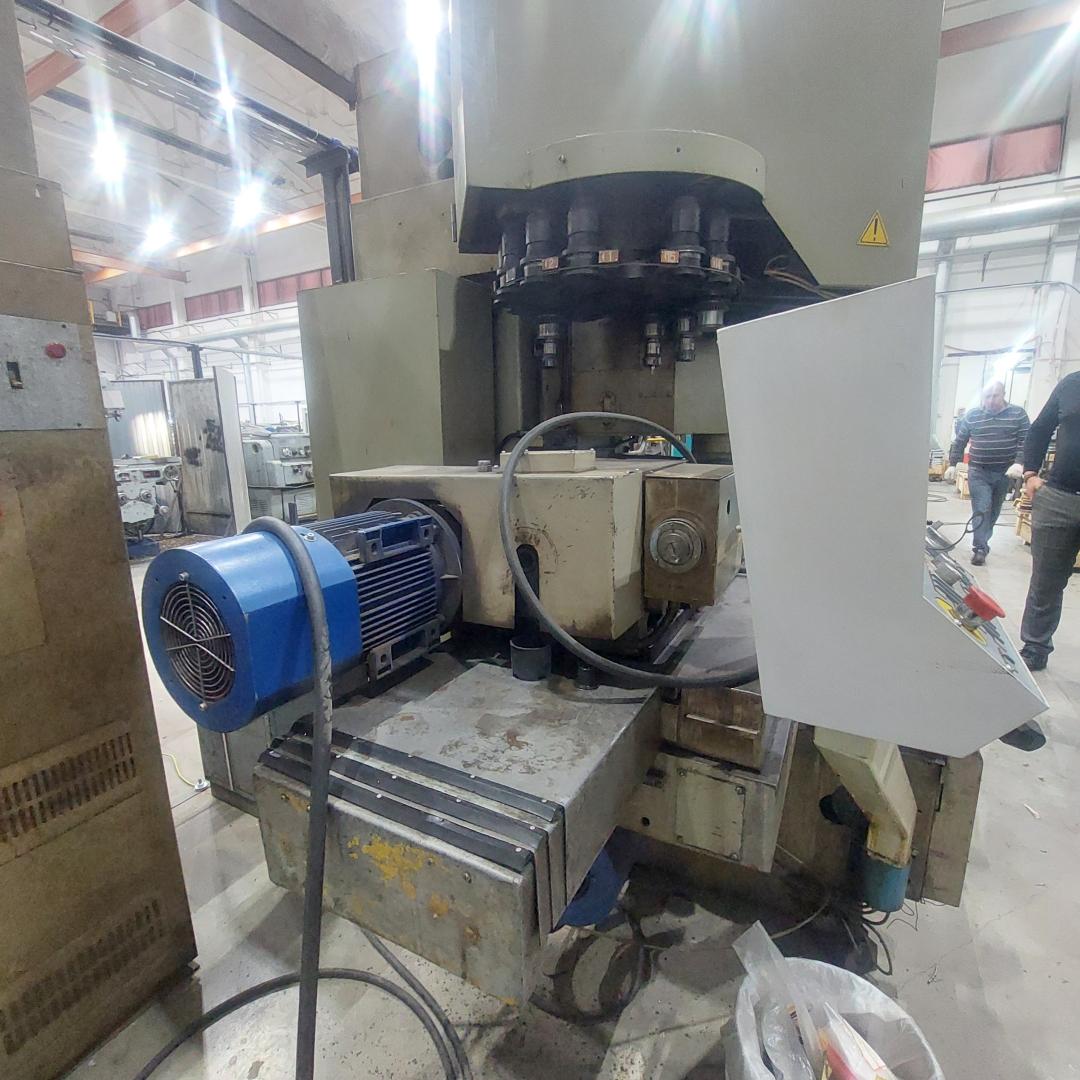 Фрезерный вертикальный станок с чпу  ОЦ1И22