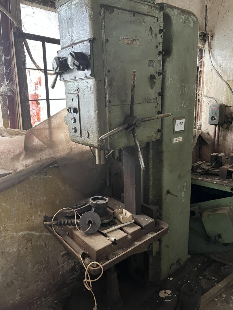 Вертикально-сверлильный  станок 2Н135